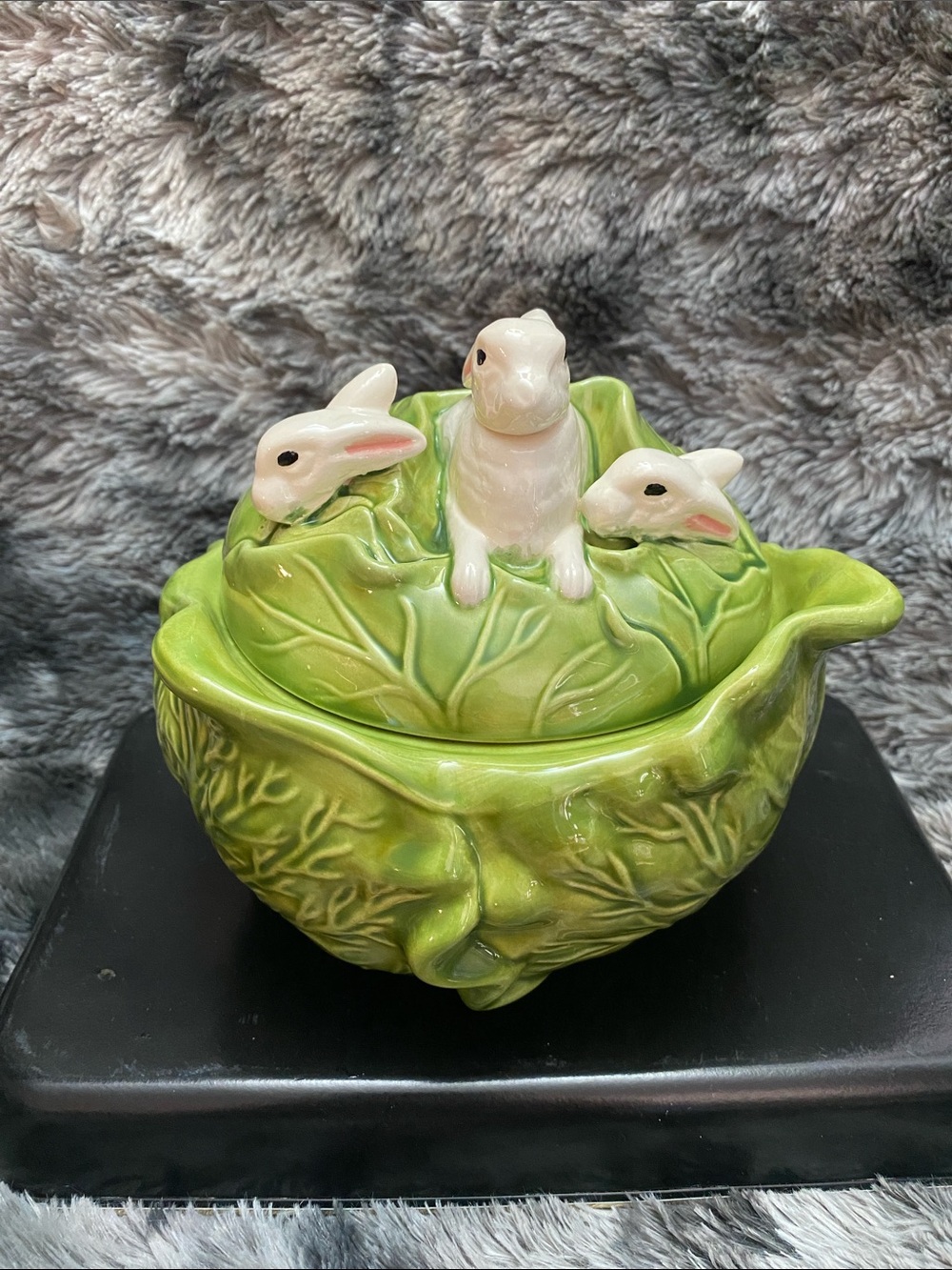 VINTAGE HOLLAND MOLD
CERAMIC CABBAGE BOWL WITH RABBITS TOP